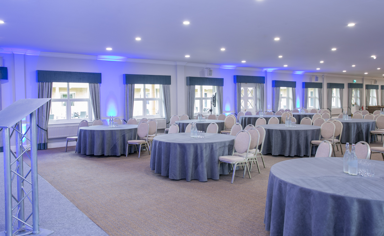 Aire-cabaret-lawn-view-conference