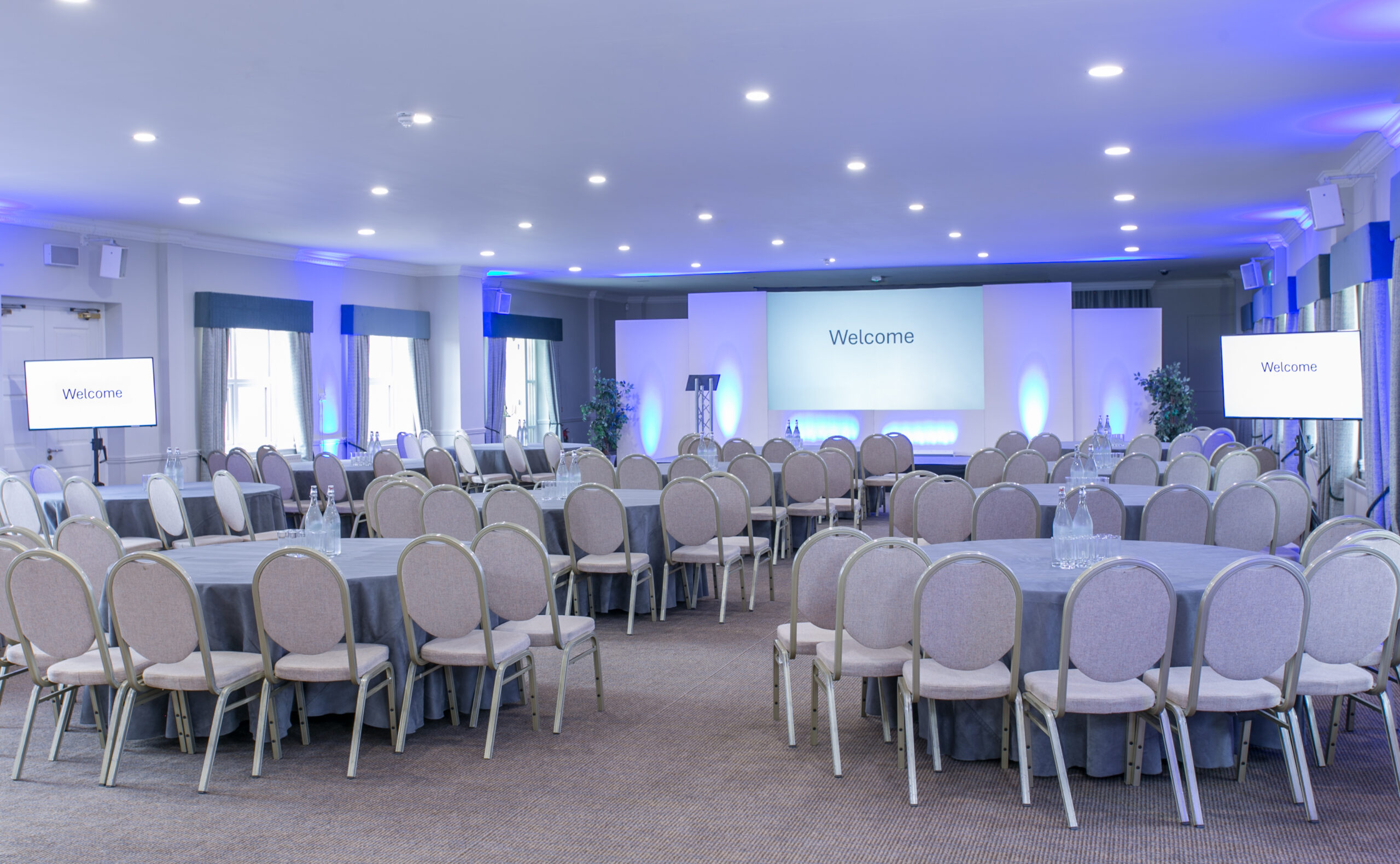 Aire-room-cabaret-with-stage-event-venue